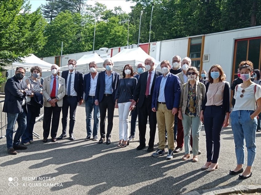 Una foto di gruppo delle autorità intervenute