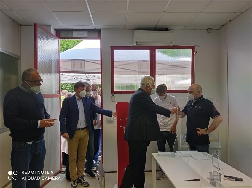 Giani con gli operatori dentro l'hub