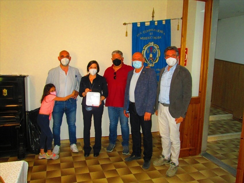 Foto di gruppo con il nuovo defibrillatore