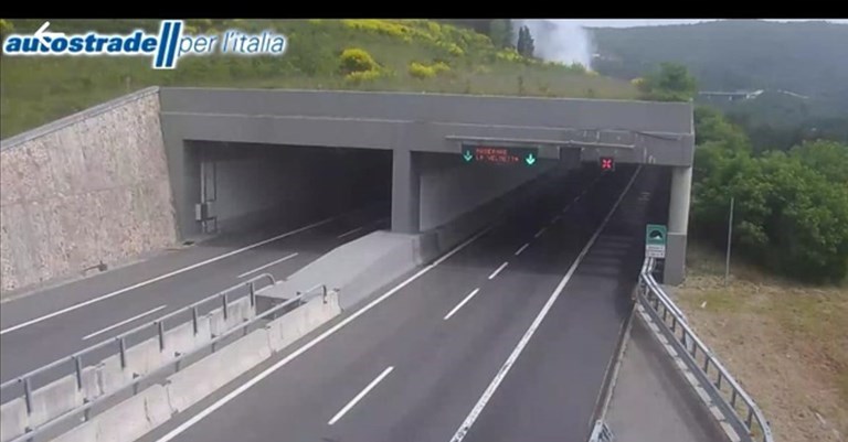 Dietro la galleria potete notare il fumo che si alza