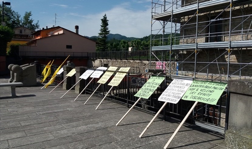 Cartelli alla manifestazione a Firenzuola
