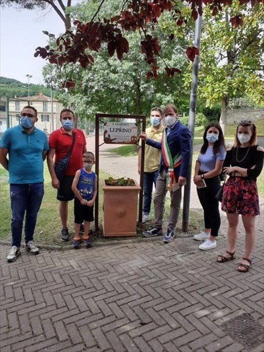 L'inaugurazione della targa ai giardini