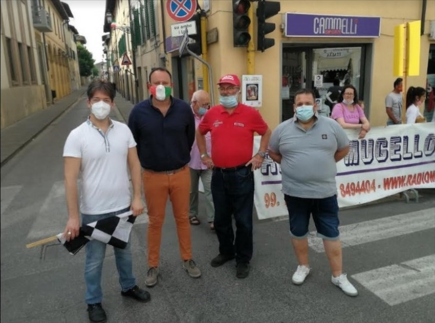 Matteo e Riccardo Timori figli di Paolo con il sindaco Paolo Omoboni e il presidente del C.C.Appenninico 1907 Stefano Rossi.