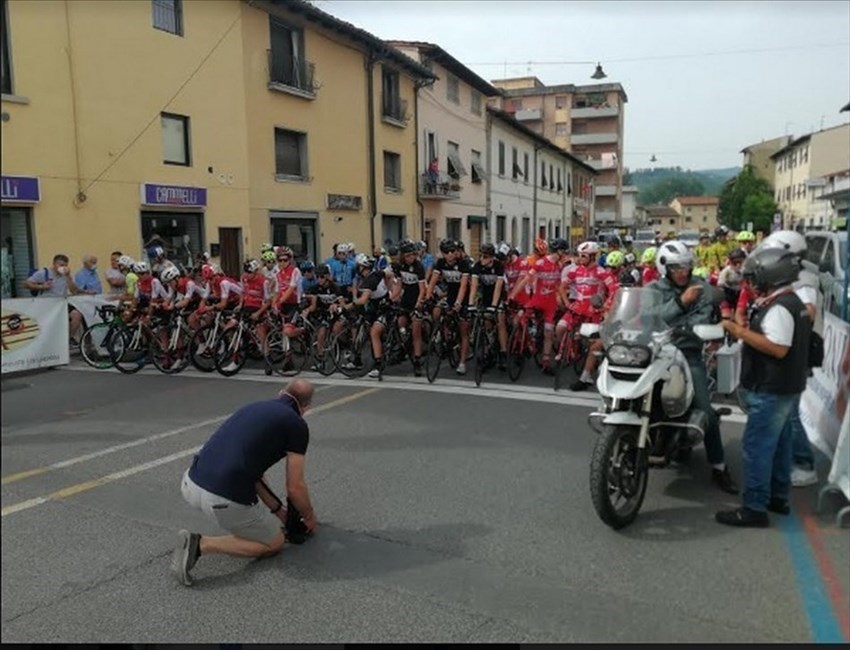 Un simpatica immagine di Fabio Barletti ( titolare di Foto  Barletti), che riprende dal basso gli atleti prima della partenza.