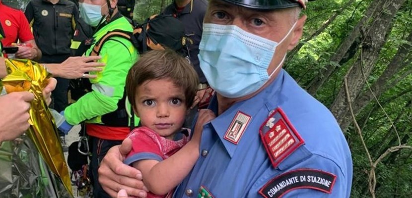 Il piccolo Nicola con il comandante della stazione dei Carabinieri