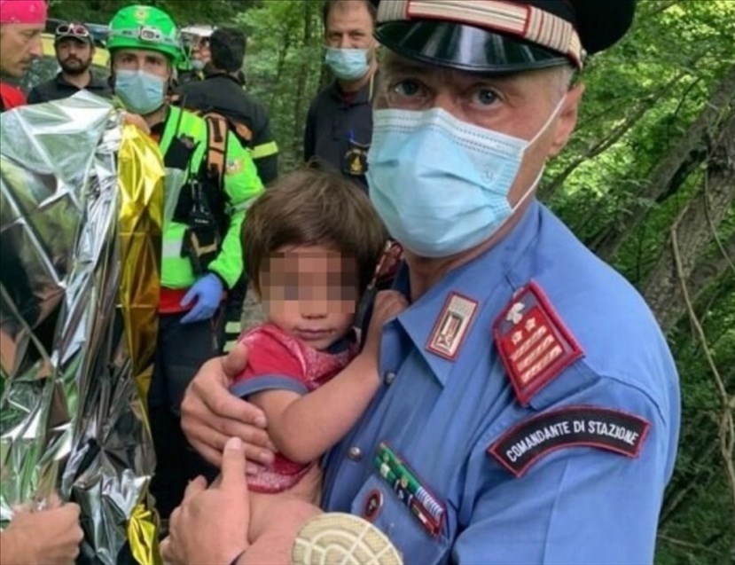 Il piccolo Nicola con il comandante della stazione dei Carabinieri
