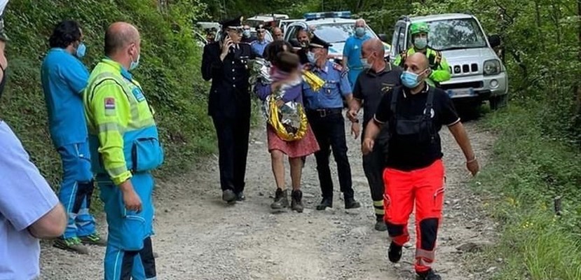 Il piccolo Nicola in braccio alla madre dopo il ritrovamento