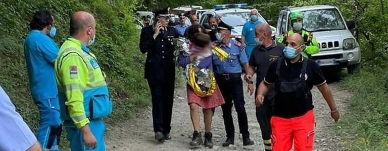 Il piccolo Nicola in braccio alla madre dopo il ritrovamento