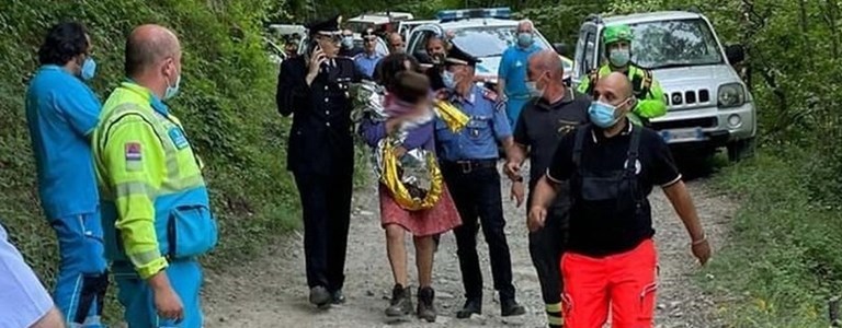 Il piccolo Nicola in braccio alla madre dopo il ritrovamento