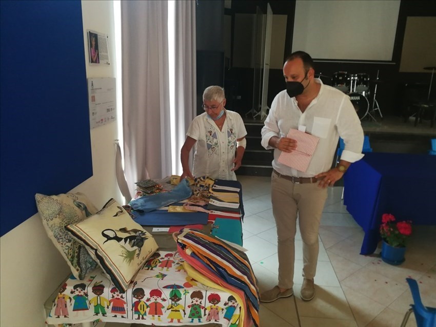 Il sindaco Paolo Omoboni mentre osserva i lavori eseguiti dalle partecipanti al corso di cucito.