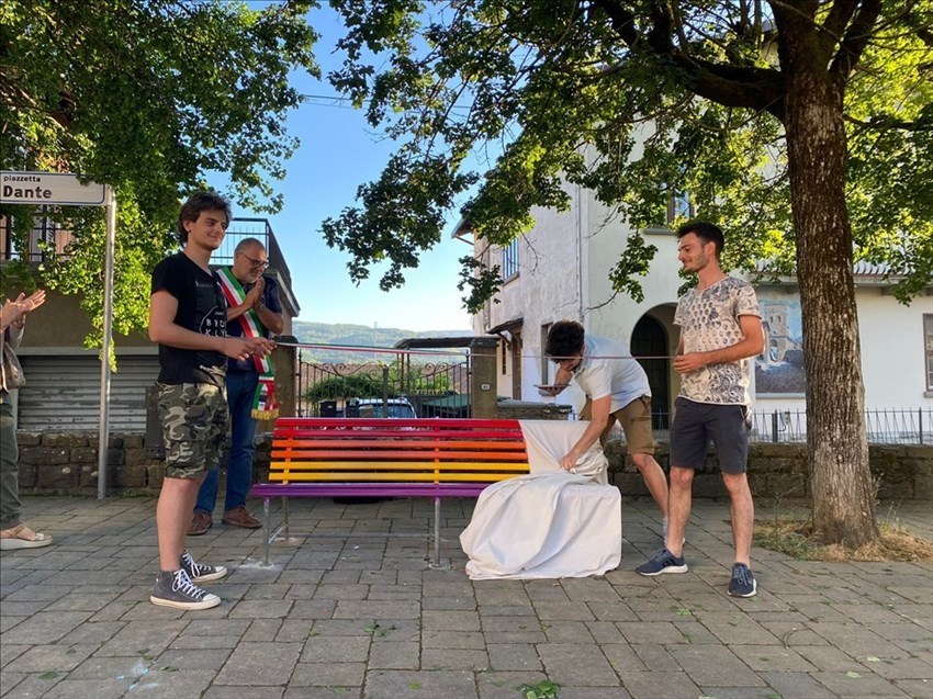 La panchina arcobaleno a Vicchio