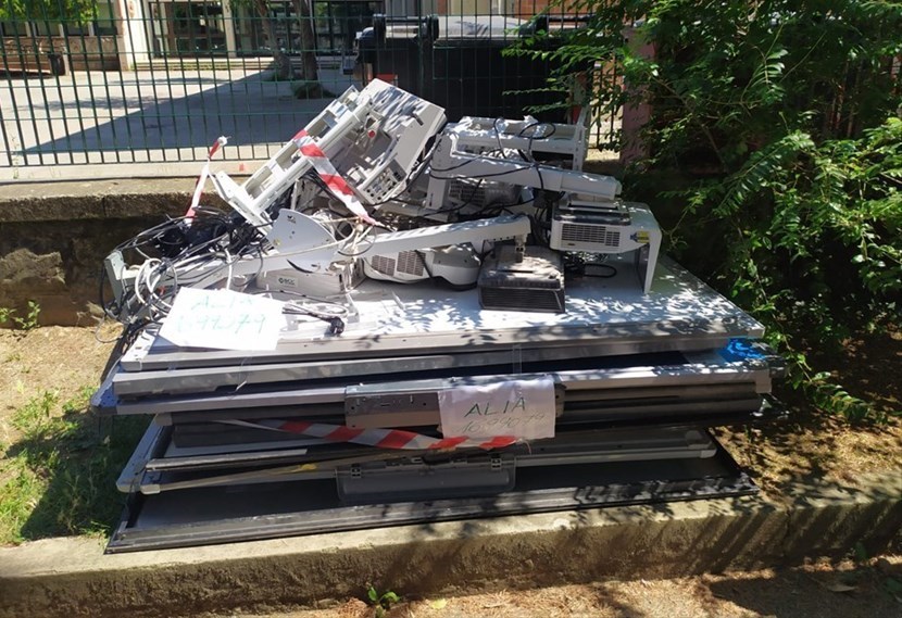 Borgo. Le lavagne interattive multimediali (Lim) gettate come rifiuti ingombranti? Sono già rotte?