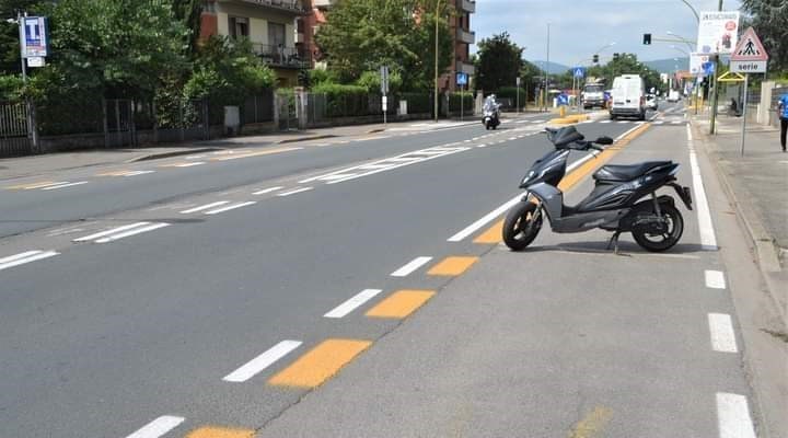 Motorino in sosta in mezzo alla ciclabile. La Foto del Giorno a Borgo