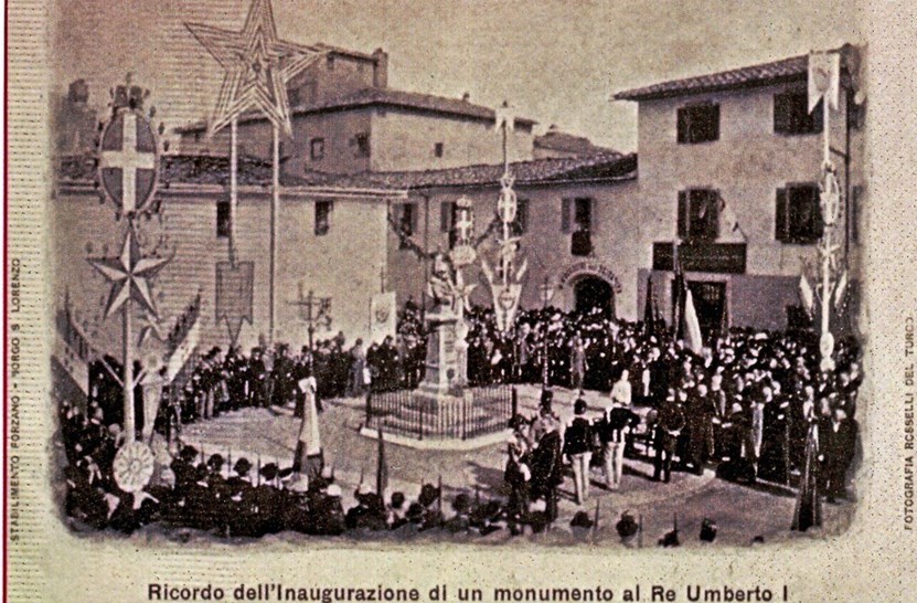 Anno 1902 - Il monumento ad “Umberto I”, in alto a sinistra la torre del palazzo della Magnolia, semicoperta da un festone.