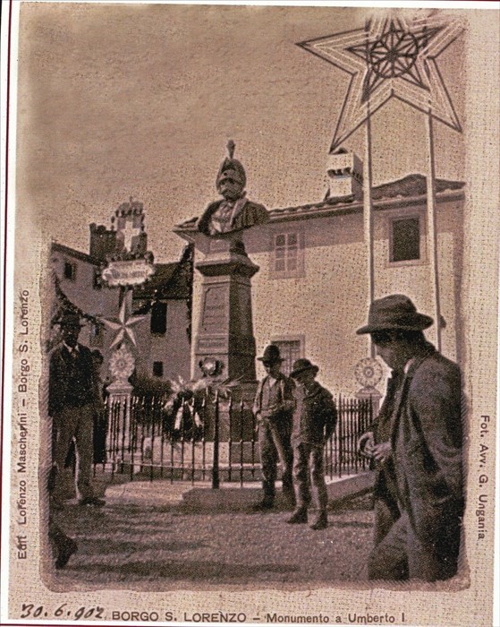 Foto 1. Anno 1902 - Il monumento ad “Umberto I”, in alto a sinistra la torre del palazzo della Magnolia, semicoperta da un festone.