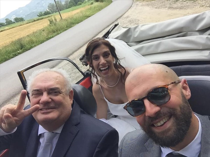 L'arrivo della sposa con il padre e autista d'eccezione