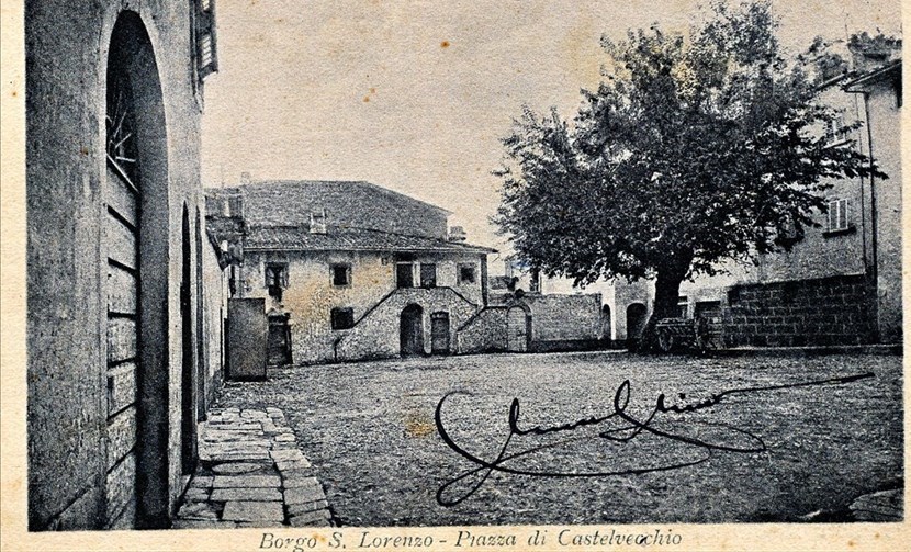 L‘antica piazza di Castelvecchio, all’inizio del ‘900, con il secolare “moro” al centro.