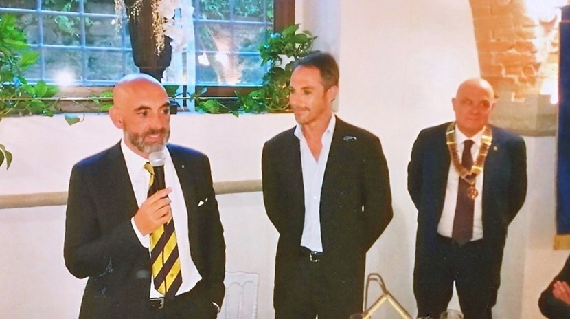 Umberto Borgioli, al centro fra Stefano Santarelli e Alfredo Agostini, nuovo socio del Rotary Club Mugello.