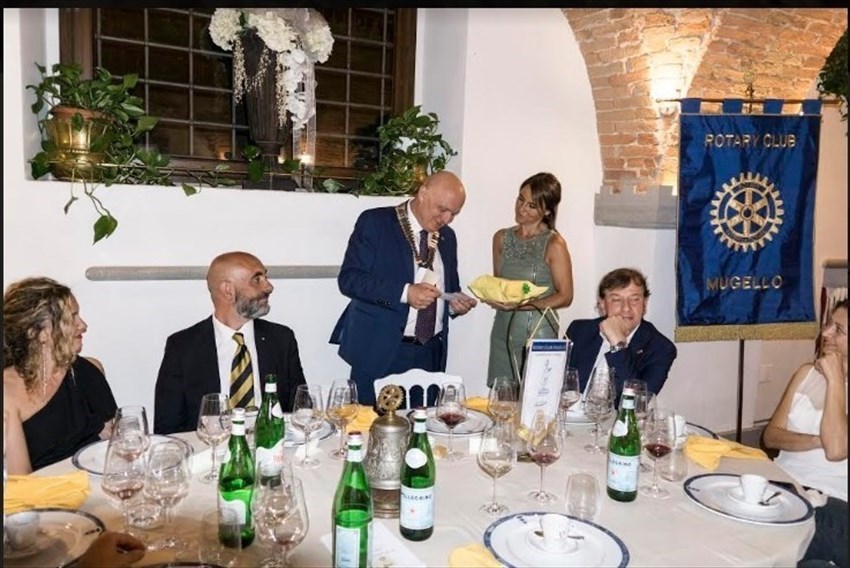 Monica Manfriani a nome dei soci del Rotary Club Mugello dona un attestato e un ricordo al presidente uscente Alfredo Agostini