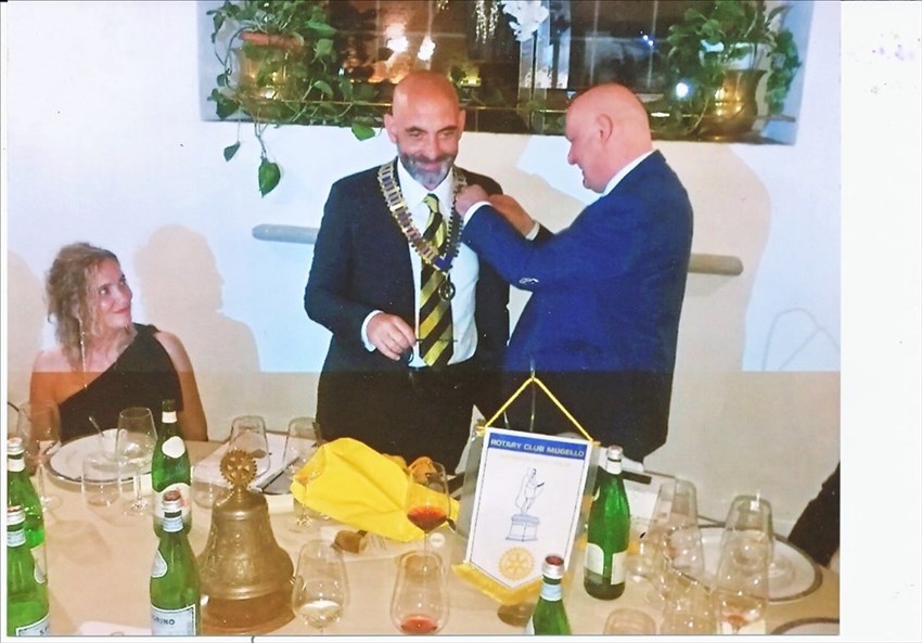 Il passaggio della presidenza da Alfredo Agostini a destra a Stefano Santarelli a sinistra.