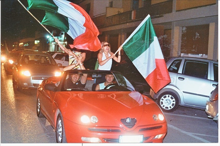 Anno 2006 – Tifosi in festa dopo la vittoria contro la Francia