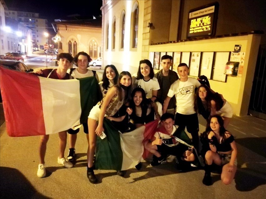 Un gruppo di giovanissimi davanti alla statua di Fido