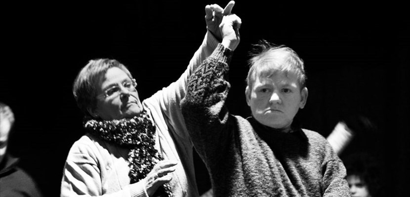 Josephine Attard con uno dei ragazzi di Indaco