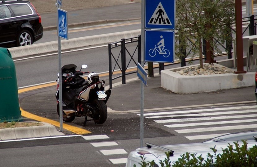 La moto parcheggiata sulla ciclabile a Borgo
