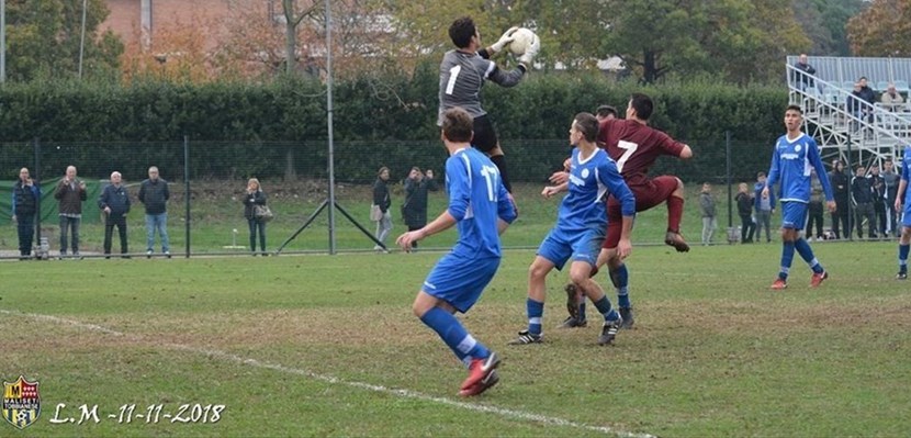 Il portiere Locatelli in azione