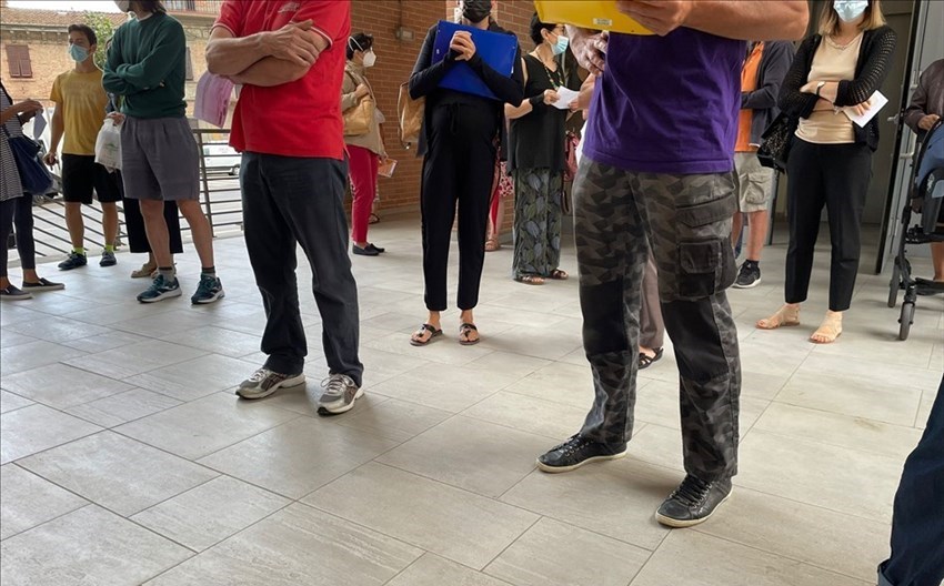 Le persone in attesa in piedi