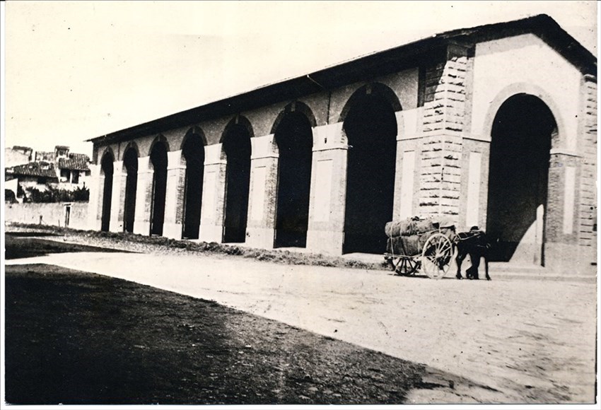 Anno 1898 – Le Logge dei marroni quasi terminate, mancano ancora le grande cancellate in ferro.