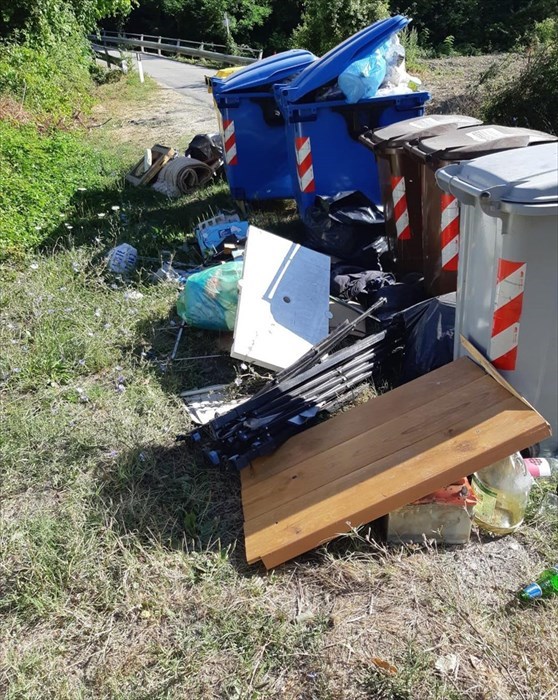 Rifiuti abbandonati in vari punti del territorio di Dicomano