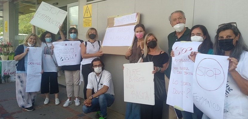'Stop Femminicidi'. Primo flash mob de La Casa di Gina