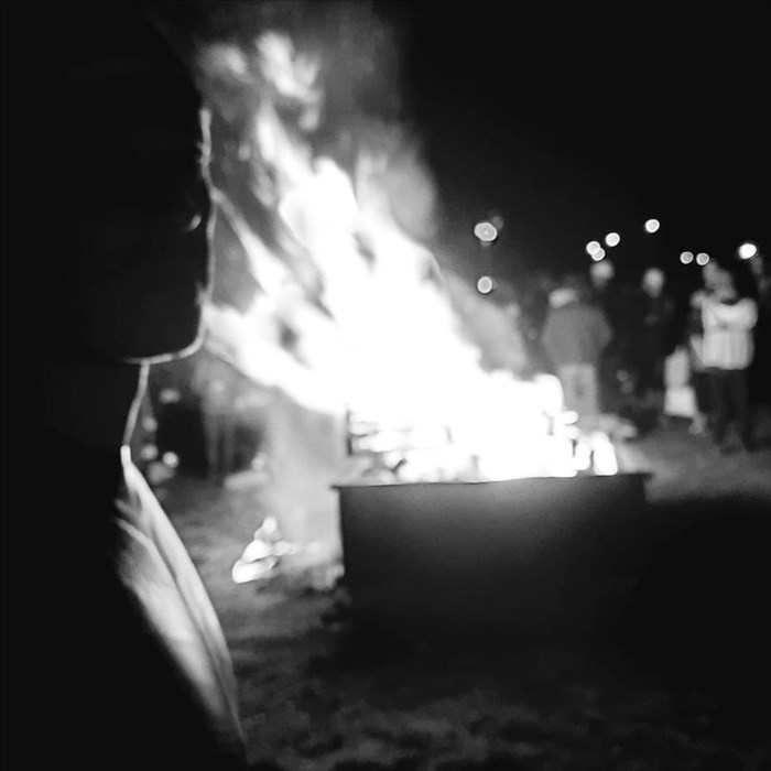 il falò in attesa della partenza