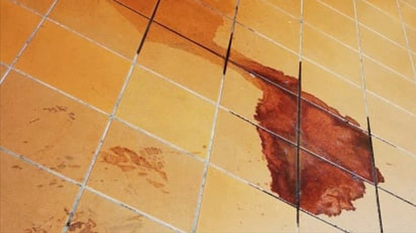 Sporcizia alla sala d'attesa della stazione a Dicomano