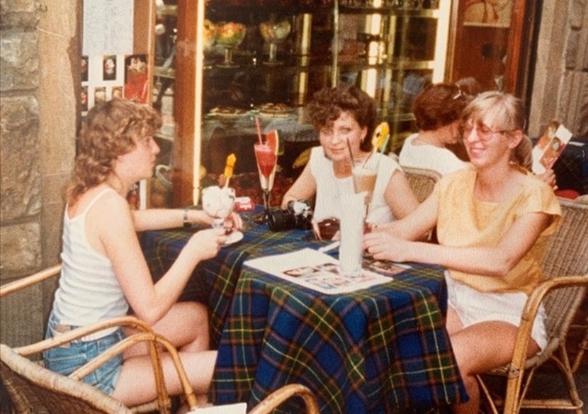 Doris, al centro, al Parco dei Fiori