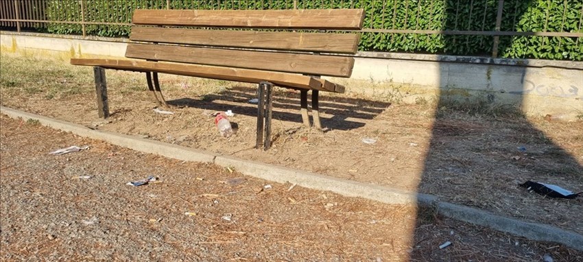 Rifiuti e bottiglie ai giardini di Via Calamandrei a Borgo