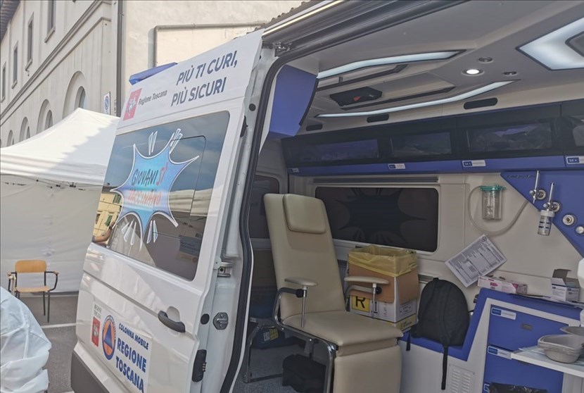 Il camper dei vaccini a Borgo