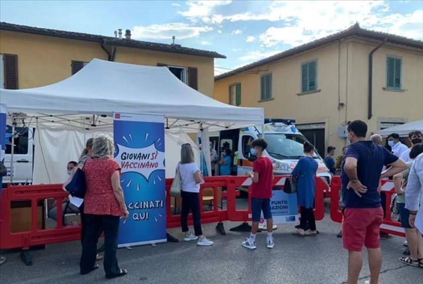 Il camper dei vaccini a Borgo