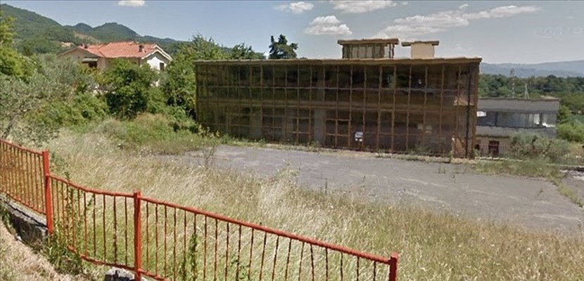 La fabbrica Artilet, chiusa da anni. Ora si svuota il magazzino dalle ultime rimanenze