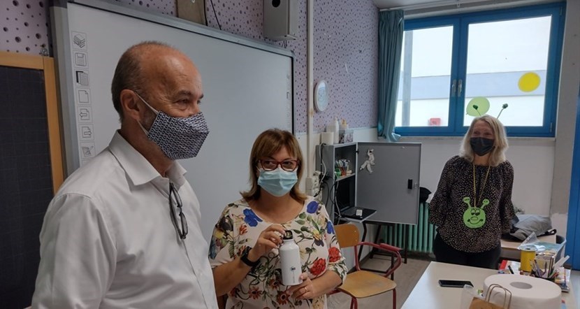 La consegna delle borracce