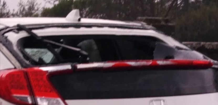 Una delle auto danneggiate a bivigliano