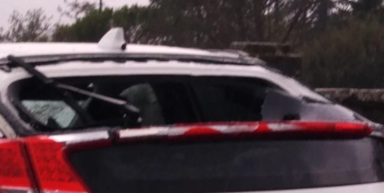 Una delle auto danneggiate a bivigliano