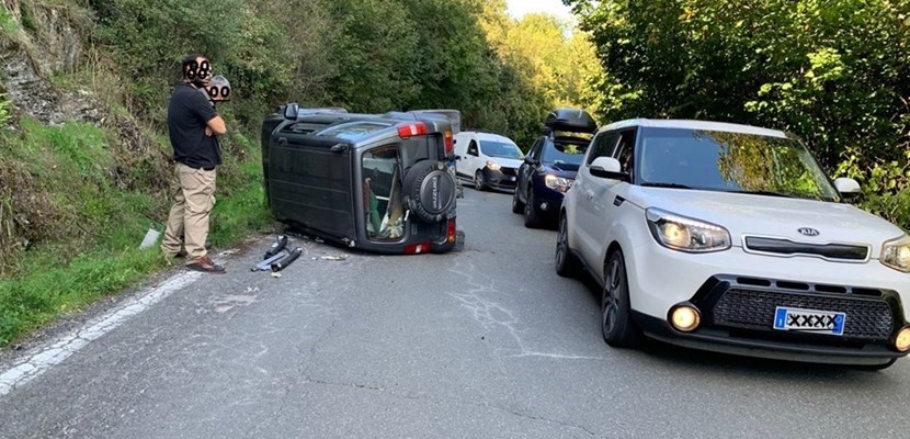 Auto si ribalta sulla Faentina. Stava tornando a casa quando ha perso il controllo