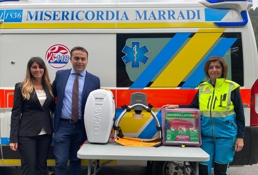 Da sinistra: i rappresentanti UniCredit Elena Allambra e Pasquale Prencipe, con il Governatore della Confraternita di Misericordia, Giovanna Mazzoni.