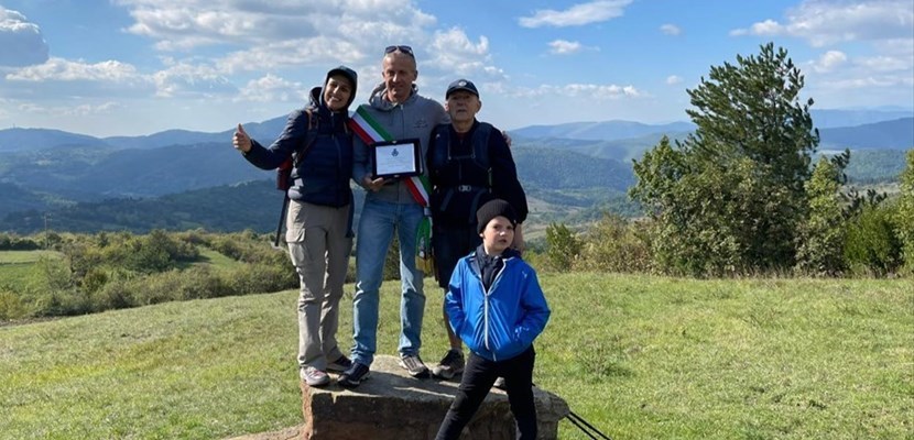 La consegna della targa a Carlo Cassani