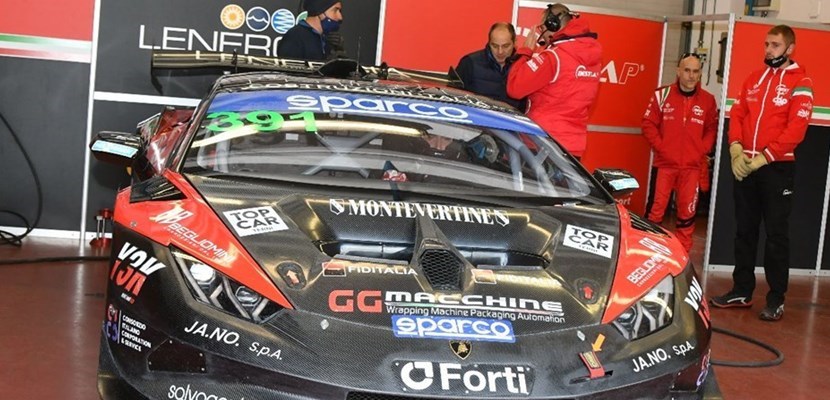 La vettura di Mugelli ai box