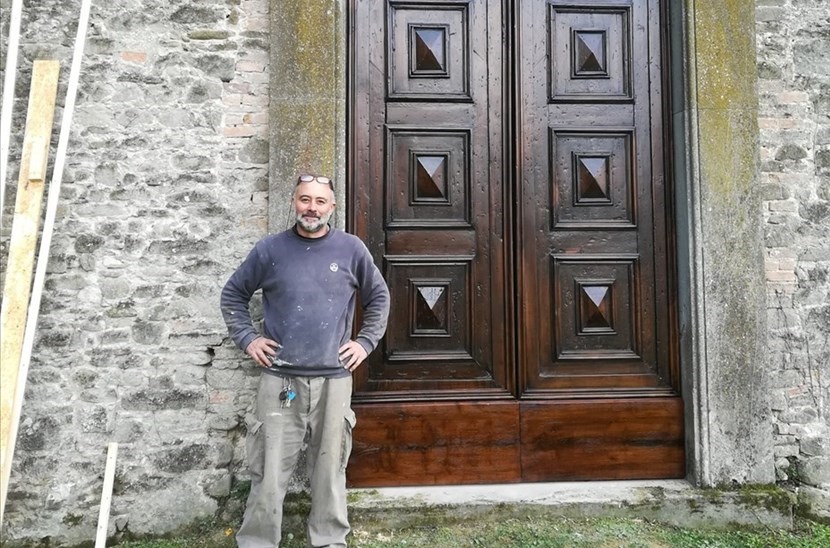 Il portone restaurato