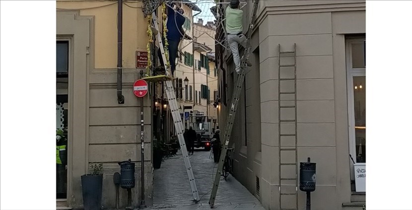 Borgo. Luminarie da... brividi. Un lettore: 'Rispettate le norme di sicurezza sul lavoro?'