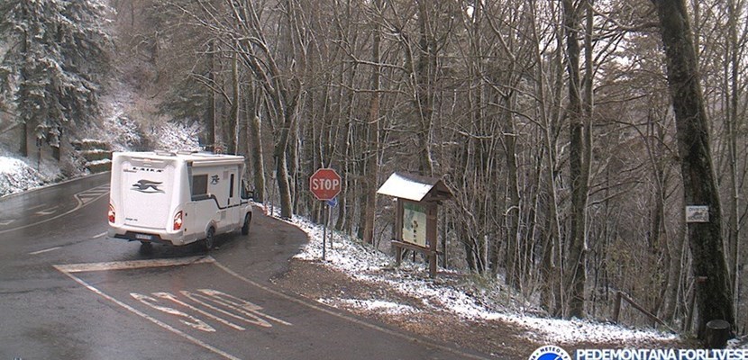 Una spruzzata di neve anche al Passo della Colla. Foto del Giorno